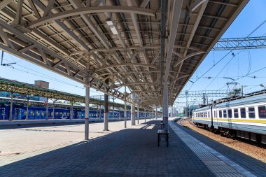 MOSCOW, RUSSIA - 4 Temmuz 2015: Moskova yolcu platformu (Belorussky tren istasyonu) Moskova, Rusya 'daki dokuz ana tren istasyonundan biridir.