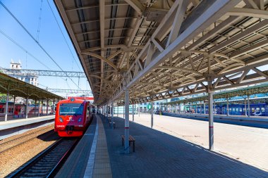 MOSCOW, RUSSIA - 4 Temmuz 2015: Moskova yolcu platformu (Belorussky tren istasyonu) Moskova, Rusya 'daki dokuz ana tren istasyonundan biridir.