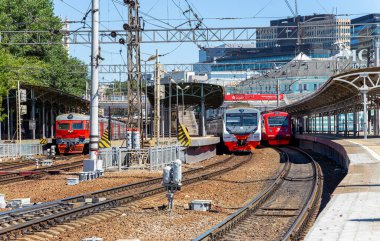 MOSCOW, RUSSIA - 4 Temmuz 2015: Moskova yolcu platformu (Belorussky tren istasyonu) Moskova, Rusya 'daki dokuz ana tren istasyonundan biridir.