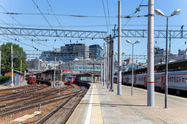 MOSCOW, RUSSIA - 4 Temmuz 2015: Moskova yolcu platformu (Belorussky tren istasyonu) Moskova, Rusya 'daki dokuz ana tren istasyonundan biridir.