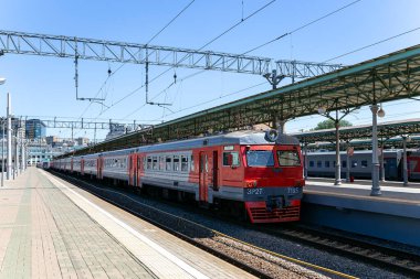 MOSCOW, RUSSIA - 4 Temmuz 2015: Moskova yolcu platformu (Belorussky tren istasyonu) Moskova, Rusya 'daki dokuz ana tren istasyonundan biridir.