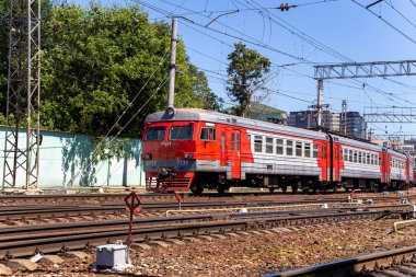MOSCOW, RUSSIA - 4 Temmuz 2015: Moskova yolcu platformu (Belorussky tren istasyonu) Moskova, Rusya 'daki dokuz ana tren istasyonundan biridir.