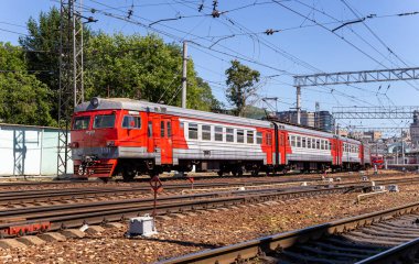 MOSCOW, RUSSIA - 4 Temmuz 2015: Moskova yolcu platformu (Belorussky tren istasyonu) Moskova, Rusya 'daki dokuz ana tren istasyonundan biridir.