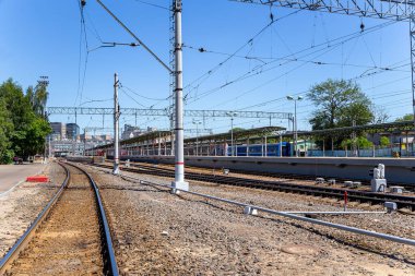 MOSCOW, RUSSIA - 4 Temmuz 2015: Moskova yolcu platformu (Belorussky tren istasyonu) Moskova, Rusya 'daki dokuz ana tren istasyonundan biridir.
