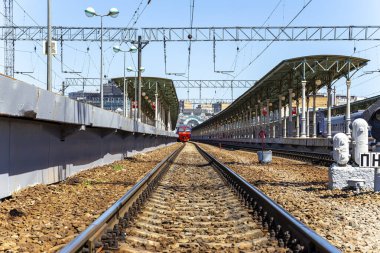 MOSCOW, RUSSIA - 4 Temmuz 2015: Moskova yolcu platformu (Belorussky tren istasyonu) Moskova, Rusya 'daki dokuz ana tren istasyonundan biridir.