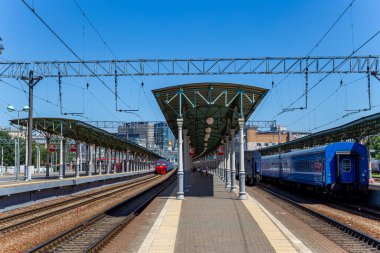MOSCOW, RUSSIA - 4 Temmuz 2015: Moskova yolcu platformu (Belorussky tren istasyonu) Moskova, Rusya 'daki dokuz ana tren istasyonundan biridir.