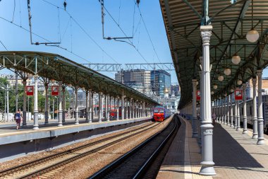 MOSCOW, RUSSIA - 4 Temmuz 2015: Moskova yolcu platformu (Belorussky tren istasyonu) Moskova, Rusya 'daki dokuz ana tren istasyonundan biridir.