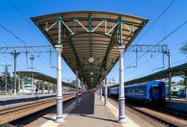 MOSCOW, RUSSIA - 4 Temmuz 2015: Moskova yolcu platformu (Belorussky tren istasyonu) Moskova, Rusya 'daki dokuz ana tren istasyonundan biridir.