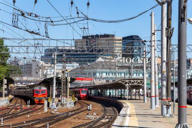 MOSCOW, RUSSIA - 4 Temmuz 2015: Moskova yolcu platformu (Belorussky tren istasyonu) Moskova, Rusya 'daki dokuz ana tren istasyonundan biridir.. 