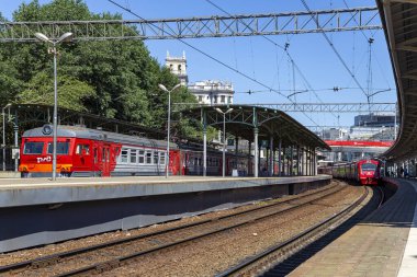 MOSCOW, RUSSIA - 4 Temmuz 2015: Moskova yolcu platformu (Belorussky tren istasyonu) Moskova, Rusya 'daki dokuz ana tren istasyonundan biridir.