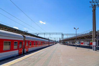 MOSCOW, RUSSIA - 4 Temmuz 2015: Moskova yolcu platformu (Belorussky tren istasyonu) Moskova, Rusya 'daki dokuz ana tren istasyonundan biridir.
