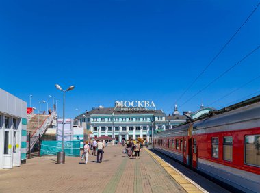 MOSCOW, RUSSIA - 4 Temmuz 2015: Moskova yolcu platformu (Belorussky tren istasyonu) Moskova, Rusya 'daki dokuz ana tren istasyonundan biridir.