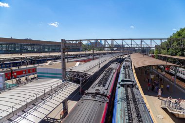 MOSCOW, RUSSIA - 4 Temmuz 2015: Moskova yolcu platformu (Belorussky tren istasyonu) Moskova, Rusya 'daki dokuz ana tren istasyonundan biridir.