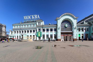 MOSCOW, RUSSIA - Temmuz 04 2015: Belorussky tren istasyonunun Panorama 'sı (Rusça) Rusya' nın başkenti Moskova 'daki dokuz ana tren istasyonundan biridir. 1870 yılında açıldı ve 1907-1912 yılları arasında şimdiki haliyle yeniden inşa edildi.     