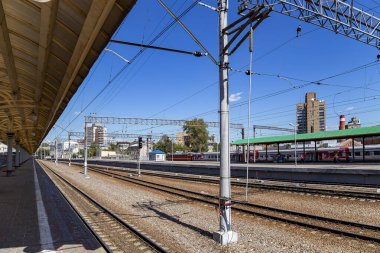 MOSCOW, RUSSIA - AUGust, 04 2015: Tren istasyonu-- Kursky tren istasyonu terminali (Moskova Kurskaya demiryolu olarak da bilinir) Moskova, Rusya 'daki dokuz demiryolu terminalinden biridir. 