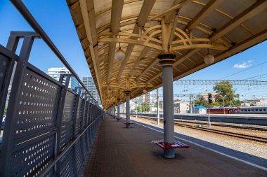 MOSCOW, RUSSIA - AUGust, 04 2015: Tren istasyonu-- Kursky tren istasyonu terminali (Moskova Kurskaya demiryolu olarak da bilinir) Moskova, Rusya 'daki dokuz demiryolu terminalinden biridir. 