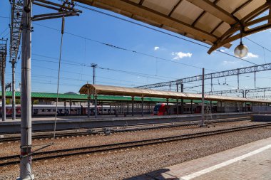 MOSCOW, RUSSIA - AUGust, 04 2015: Tren istasyonu-- Kursky tren istasyonu terminali (Moskova Kurskaya demiryolu olarak da bilinir) Moskova, Rusya 'daki dokuz demiryolu terminalinden biridir. 