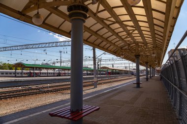 MOSCOW, RUSSIA - AUGust, 04 2015: Tren istasyonu-- Kursky tren istasyonu terminali (Moskova Kurskaya demiryolu olarak da bilinir) Moskova, Rusya 'daki dokuz demiryolu terminalinden biridir. 