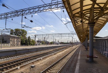 MOSCOW, RUSSIA - AUGust, 04 2015: Tren istasyonu-- Kursky tren istasyonu terminali (Moskova Kurskaya demiryolu olarak da bilinir) Moskova, Rusya 'daki dokuz demiryolu terminalinden biridir. 