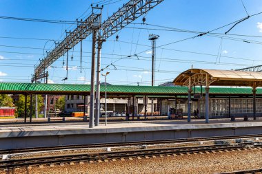 MOSCOW, RUSSIA - AUGust, 04 2015: Tren istasyonu-- Kursky tren istasyonu terminali (Moskova Kurskaya demiryolu olarak da bilinir) Moskova, Rusya 'daki dokuz demiryolu terminalinden biridir. 