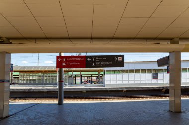 MOSCOW, RUSSIA - AUGust, 04 2015: Tren istasyonu-- Kursky tren istasyonu terminali (Moskova Kurskaya demiryolu olarak da bilinir) Moskova, Rusya 'daki dokuz demiryolu terminalinden biridir. 