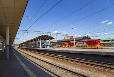 MOSCOW, RUSSIA - Moskova yolcu platformu üzerindeki tren (Kursky tren terminali), Rusya 'nın başkenti Moskova' daki dokuz ana tren istasyonundan biridir.       