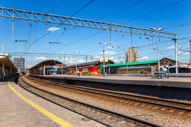 MOSCOW, RUSSIA - Moskova yolcu platformu üzerindeki tren (Kursky tren terminali), Rusya 'nın başkenti Moskova' daki dokuz ana tren istasyonundan biridir.       