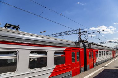 MOSCOW, RUSSIA - Moskova yolcu platformu üzerindeki tren (Kursky tren terminali), Rusya 'nın başkenti Moskova' daki dokuz ana tren istasyonundan biridir.       
