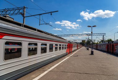 MOSCOW, RUSSIA - Moskova yolcu platformu üzerindeki tren (Kursky tren terminali), Rusya 'nın başkenti Moskova' daki dokuz ana tren istasyonundan biridir.       