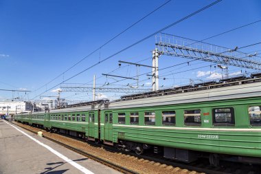 MOSCOW, RUSSIA - Moskova yolcu platformu üzerindeki tren (Kursky tren terminali), Rusya 'nın başkenti Moskova' daki dokuz ana tren istasyonundan biridir.       