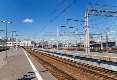 MOSCOW, RUSSIA - AUGust, 04 2015: Tren istasyonu-- Kursky tren istasyonu terminali (Moskova Kurskaya demiryolu olarak da bilinir) Moskova, Rusya 'daki dokuz demiryolu terminalinden biridir. 