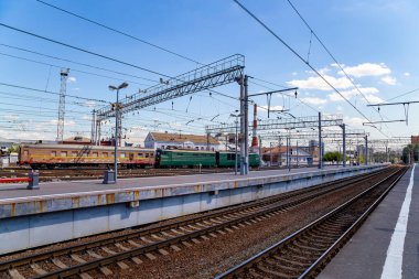 MOSCOW, RUSSIA - AUGust, 04 2015: Tren istasyonu-- Kursky tren istasyonu terminali (Moskova Kurskaya demiryolu olarak da bilinir) Moskova, Rusya 'daki dokuz demiryolu terminalinden biridir. 