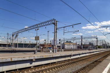 MOSCOW, RUSSIA - AUGust, 04 2015: Tren istasyonu-- Kursky tren istasyonu terminali (Moskova Kurskaya demiryolu olarak da bilinir) Moskova, Rusya 'daki dokuz demiryolu terminalinden biridir. 