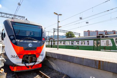 MOSCOW, RUSSIA - Moskova yolcu platformu üzerindeki tren (Kursky tren terminali), Rusya 'nın başkenti Moskova' daki dokuz ana tren istasyonundan biridir.       