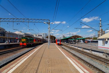 MOSCOW, RUSSIA - AUGust, 04 2015: Tren istasyonu-- Kursky tren istasyonu terminali (Moskova Kurskaya demiryolu olarak da bilinir) Moskova, Rusya 'daki dokuz demiryolu terminalinden biridir. 