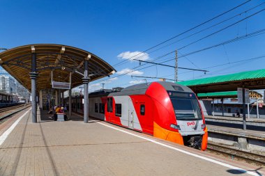 MOSCOW, RUSSIA - Moskova yolcu platformu üzerindeki tren (Kursky tren terminali), Rusya 'nın başkenti Moskova' daki dokuz ana tren istasyonundan biridir.       