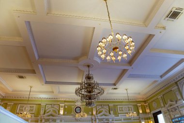 MOSCOW, RUSSIA - AUGust, 04 2015: VIP salonu veya Kursky tren istasyonu (Kursky vokzal) Rusya 'nın başkenti Moskova' daki dokuz demiryolu terminalinden biridir.