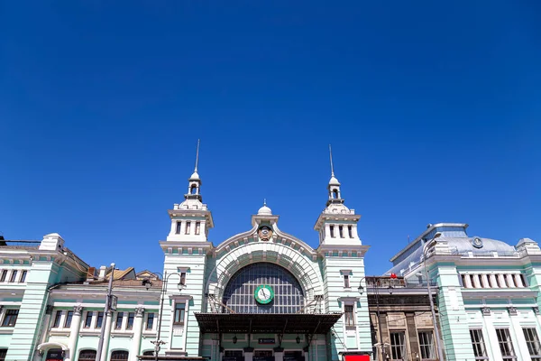 MOSCOW, RUSSIA - Temmuz 04 2015: Belorussky tren istasyonu (Rusça yazılmıştır) Moskova, Rusya 'daki dokuz ana tren istasyonundan biridir. 1870 yılında açıldı ve 1907-1912 yılları arasında şimdiki haliyle yeniden inşa edildi.  