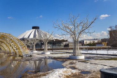 Moskova 'da Noel (Yeni Yıl Tatili) dekorasyonu (güneşli kış günü), Rusya Vernadskogo Prospekt yakınlarındaki Büyük Moskova Sirki