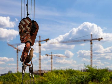 Arkaplan inşaat sahasındaki bir inşaat makinesinin (kazıcı veya vinç) bir parçası, endüstriyel görüntü. Moskova, Rusya         