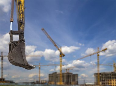 Arkaplan inşaat sahasındaki bir inşaat makinesinin (kazıcı veya vinç) bir parçası, endüstriyel görüntü. Moskova, Rusya