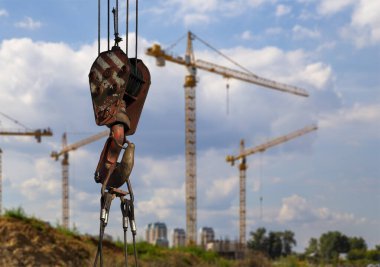 Arkaplan inşaat sahasındaki bir inşaat makinesinin (kazıcı veya vinç) bir parçası, endüstriyel görüntü. Moskova, Rusya         