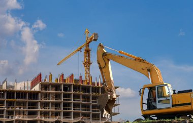 Arka plandaki inşaat makinesi (kazıcı), endüstriyel görüntü. Moskova, Rusya         