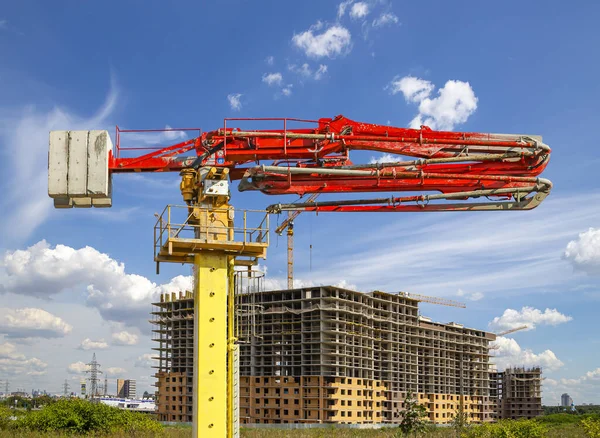 建筑用混凝土泵 在建筑工地的底座上 工业形象 俄罗斯 莫斯科 — 图库照片