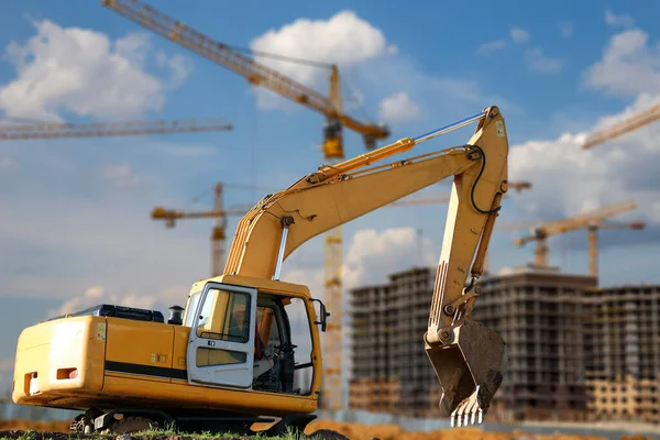 建筑机械 挖掘机 在建筑工地上的背景 工业形象 俄罗斯 莫斯科 — 图库照片