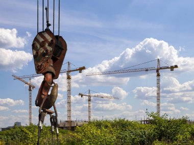 MOSCOW, RUSSIA AUGust 18, 2013: Arkaplan inşaat sahasında bir inşaat makinesinin parçası (kazıcı veya vinç), endüstriyel görüntü