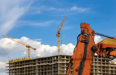 MOSCOW, RUSSIA AUGust 18, 2013: Arkaplan inşaat sahasında bir inşaat makinesinin parçası (kazıcı veya vinç), endüstriyel görüntü