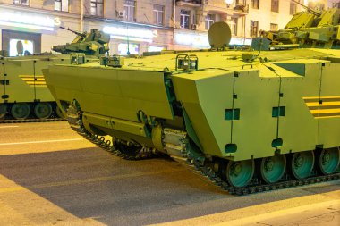 MOSCOW, Rusya... 08 Mayıs 2015: Rus silahları. Kremlin, Moskova, Rusya yakınlarındaki askeri geçit töreninin provası. Zafer Günü 'nün 70. yıldönümü (2. Dünya Savaşı))