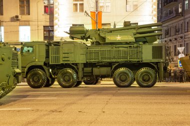 MOSCOW, Rusya... 08 Mayıs 2015: Rus silahları. Kremlin, Moskova, Rusya yakınlarındaki askeri geçit töreninin provası. Zafer Günü 'nün 70. yıldönümü (2. Dünya Savaşı))