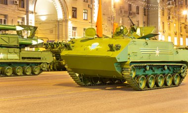 MOSCOW, Rusya... 08 Mayıs 2015: Rus silahları. Kremlin, Moskova, Rusya yakınlarındaki askeri geçit töreninin provası. Zafer Günü 'nün 70. yıldönümü (2. Dünya Savaşı))